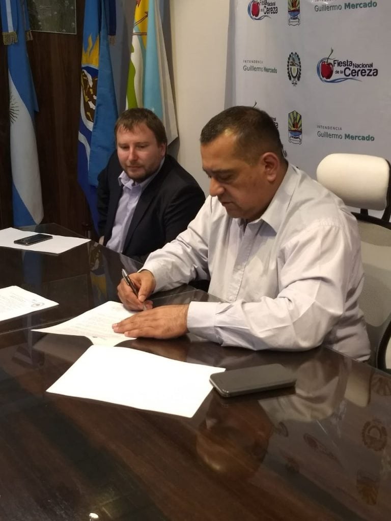 Guillermo Mercado, intendente de Los Antiguos firma convenio