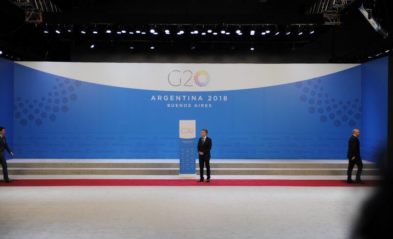 En la previa a la "foto de familia" del G20, Macri espera uno a uno a cada presidente para darles el saludo.