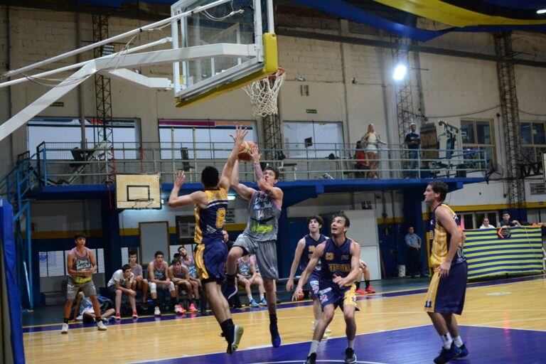 OTC en ráfagas arrolladoras en la primera semifinal en cancha de Mitre. El local se mostró falto de gol. (Misiones Basket.com)