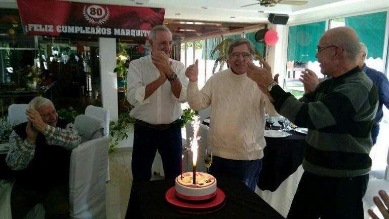 El titular de la agencia Los Dos Chinos celebró sus 80 años rodeado de amigos en 2017. (Facebook)