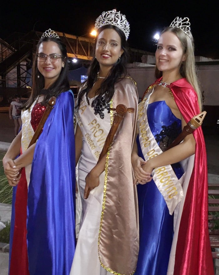 Reinas de Arroyito participando del Festibal