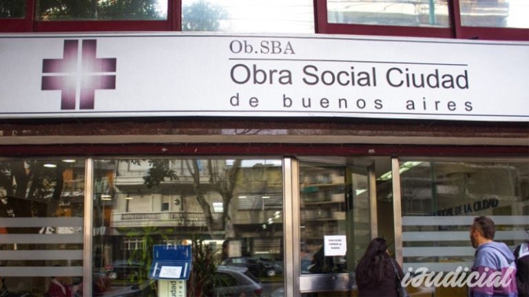 La ObSBA deberá cubrir una cirugía de feminización facial