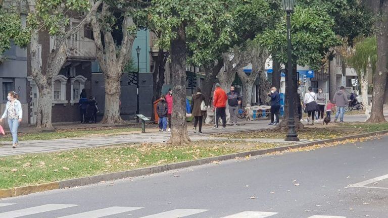 El frío no impidió que Bulevar Oroño volviera a lucir más parecido a lo que era en los domingos previos a la pandemia. (Vía Rosario)