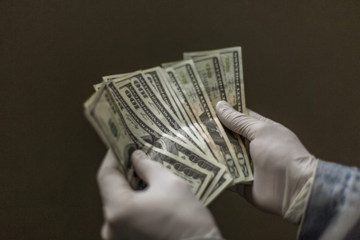 El dólar "blue" subió tres pesos y cerró a $128