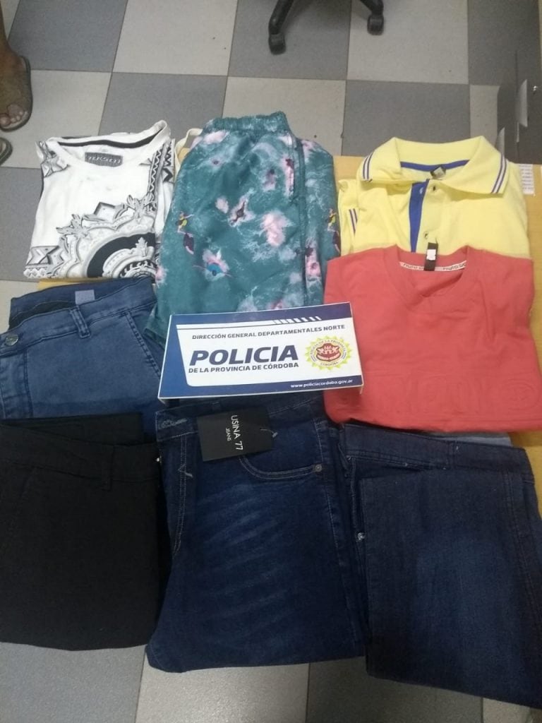 Ropa secuestrada en robo local comercial Arroyito