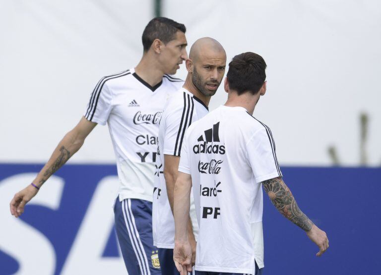 La "Vieja Guardia". Javier Mascherano, Ángel Di María y Lionel Messi dialogan durante un entrenamiento previo al choque ante Nigeria./ AFP PHOTO / JUAN MABROMATA