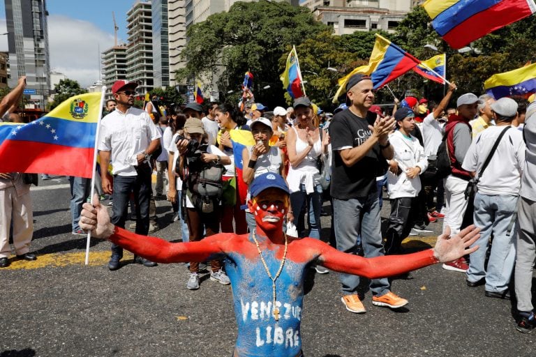 Manifestación en el puente fronterizo entre Venezuela y Colombia en reclamo por el ingreso de ayuda humanitaria (REUTERS)