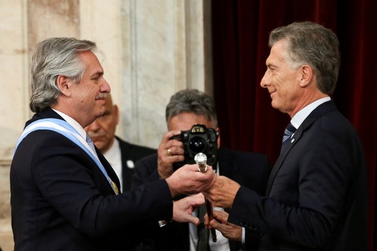 Alberto Fernández recibe el bastón presidencial por parte de Mauricio Macri. (REUTERS/Agustin Marcarian).