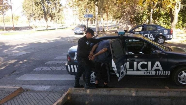 Un efectivo policial entró a la Dirección del jardín maternal y retiró al sujeto que acababa de cometer un robo.