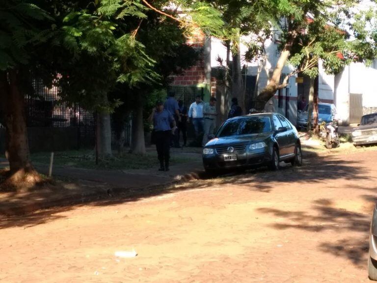 La calle Francia, escenario del sangriento asalto en Posadas, con una mujer herida. (MisionesOnline)