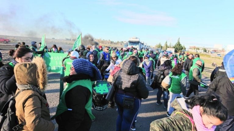 En Trelew, la ATE mantiene vedado al tránsito el acceso norte de la ciudad.