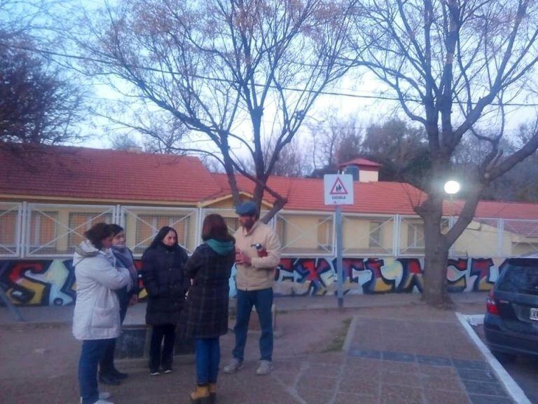 Los padres en las puertas de la escuela en Potrero de los Funes.