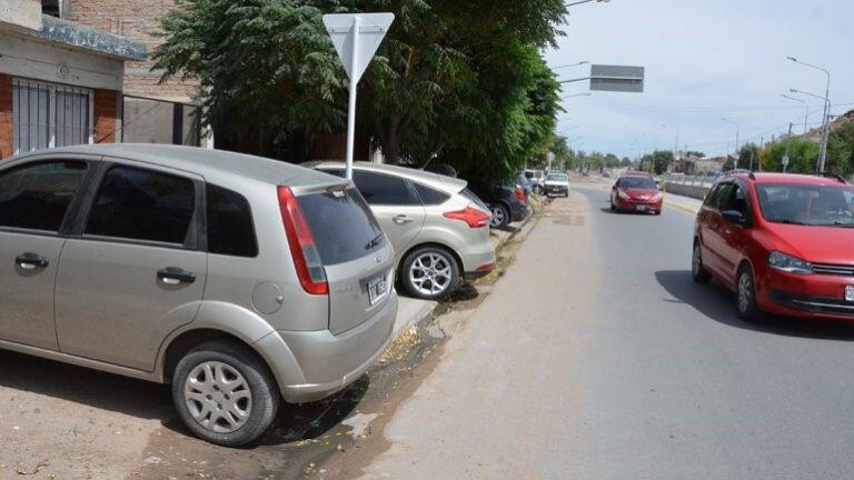 MetroBus neuquino: multan a quienes se estacionan sobre la vereda.