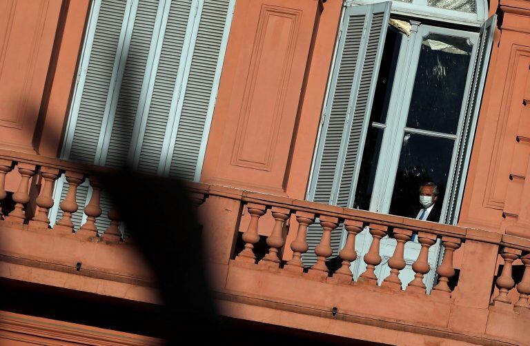 El Presidente saluda desde uno de los ventanales a los manifestantes (Foto: REUTERS/Agustin Marcarian)