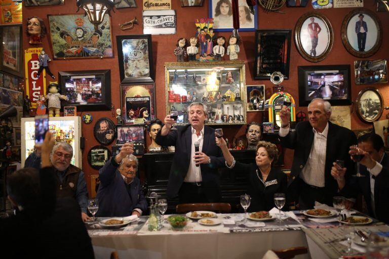 El grupo de Puebla reunido en Buenos Aires. Alberto Fernández,Dilma Rousseff (Brasil), José "Pepe" Mujica (Uruguay) (Foto: @ProgresaLatam)