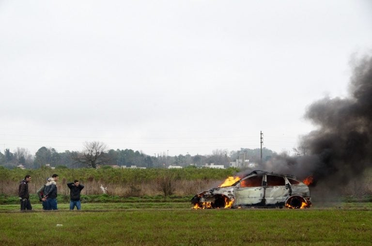 Impresionante incendio total de un auto en Autopista a Córdoba