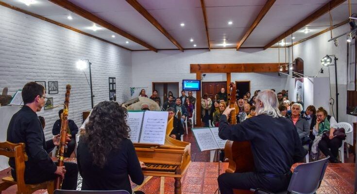 El Conjunto llegó a Santa Rosa a través de una gestión realizada en la Agencia Córdoba Cultura y deleitó al conjunto de vecinos y vecinas que se acercaron a compartir un grato momento.