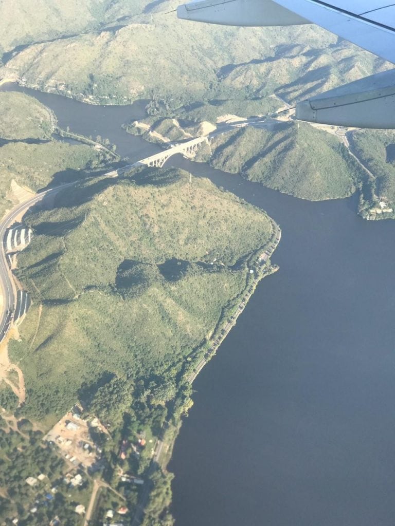 Desde un avión, el puente José Manuel de la Sota de la futura autovía de Montaña de Punilla. (Foto Marcelo Rizzi)