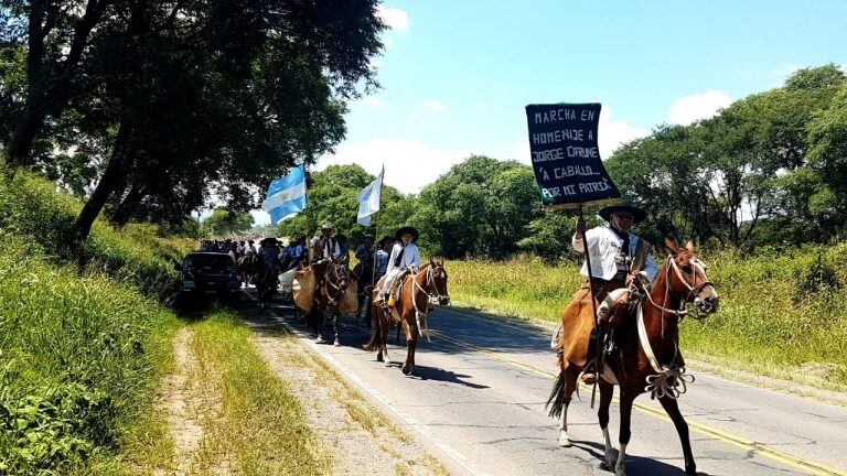 La marcha avanza por la Ruta Nacional 9, a media mañana del sábado.