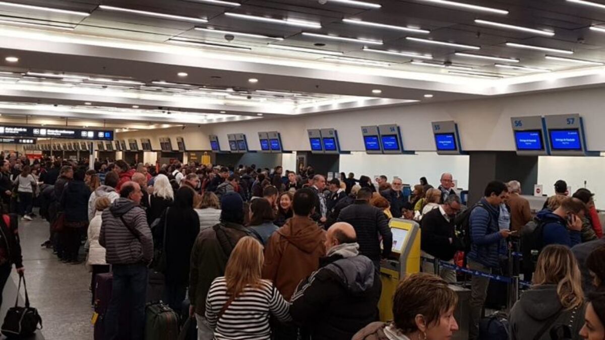 Luego de 10 horas de tensión, se levantó el paro de Aerolíneas Argentinas