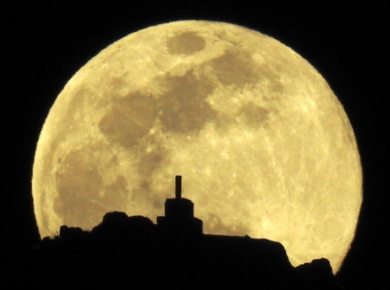 La superluna sobre Santiago de Compostela, en marzo de 2019 (EFE)