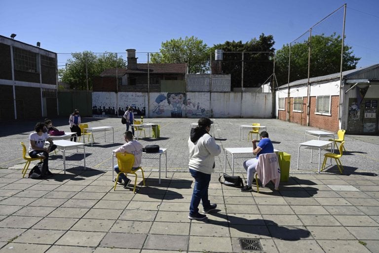 Así se volvió a las clases en las escuelas porteñas  (Photo by JUAN MABROMATA / AFP)