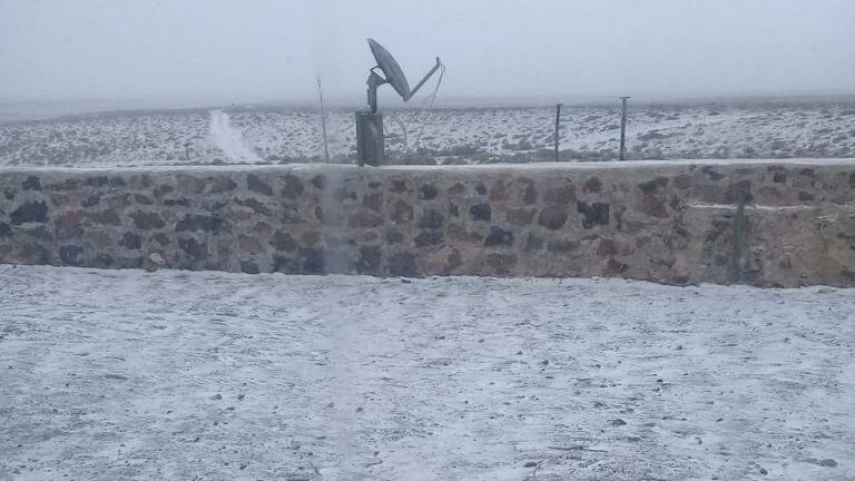 La nieve sorprendió a quienes se hospedaban en la reserva Don Carmelo, en San Juan.