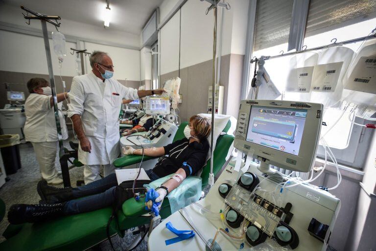 Pavia (Italy), 06/04/2020.- A patient recovered from COVID-19 coronavirus undergoes to a plasma sampling that will be used for transfusions to positive patients at the Policlinico San Matteo hospital in Pavia, Italy, 06 April 2020. Countries around the world are taking increased measures to stem the widespread of the SARS-CoV-2 coronavirus that causes the Covid-19 disease. (Italia) EFE/EPA/MATTEO CORNER