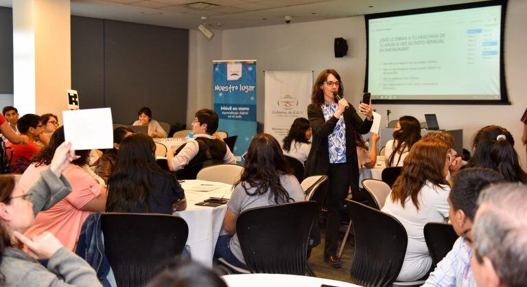 La capacitación se orienta a integrar la tecnología móvil al proceso de enseñanza en el aula, de manera pedagógica.