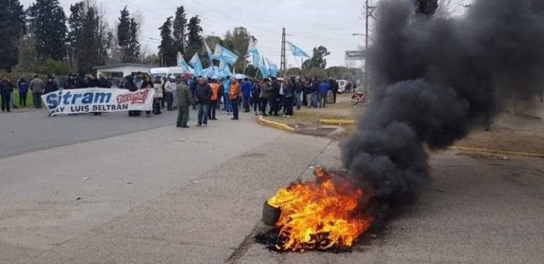 Reclamo por la reincorporación de los trabajadores despedidos en Fray Luis Beltrán.