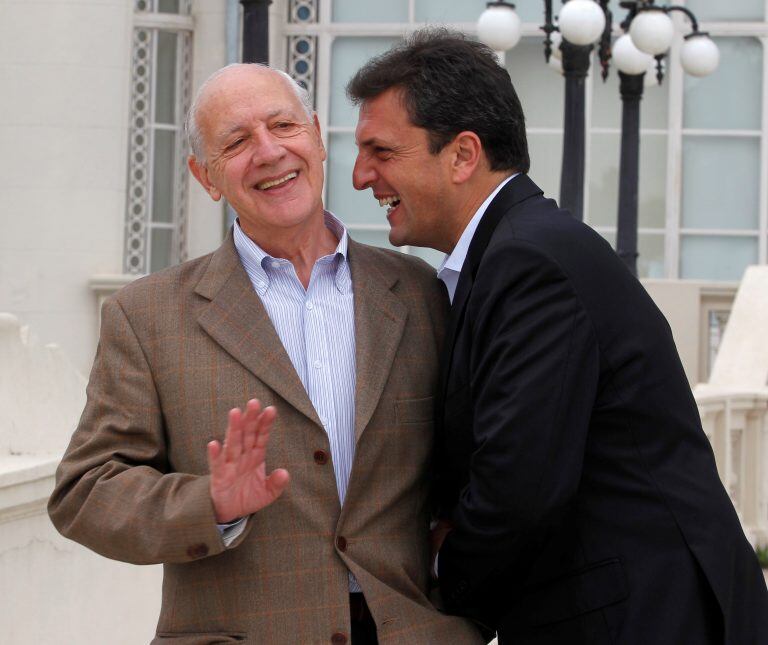 FILE PHOTO: Sergio Massa (R), then presidential candidate for the Frente Renovador party, and former economy minister Roberto Lavagna share a joke during a meeting with foreign correspondents in front of the Museo de Arte in Tigre, north of Buenos Aires November 26, 2014. REUTERS/Enrique Marcarian/File Photo