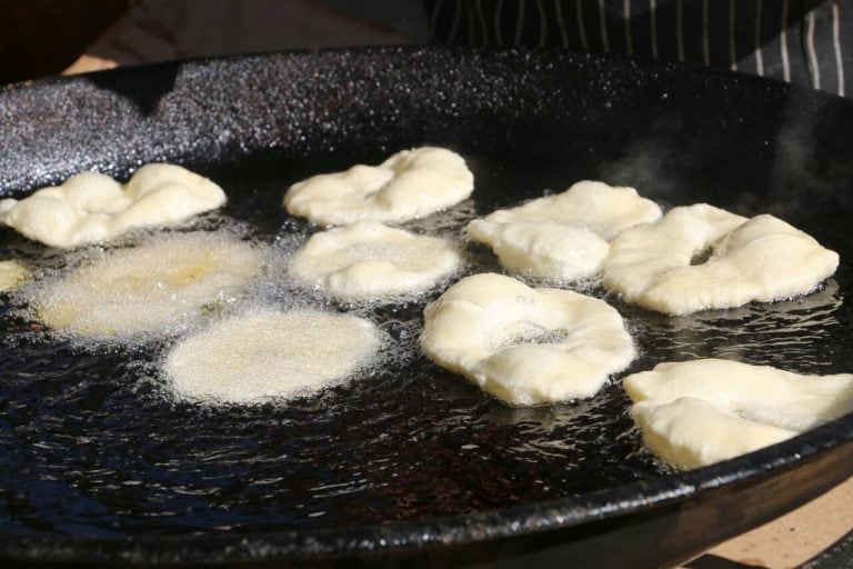 Las tortas fritas se cocinaban en el momento.