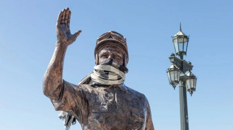 La estatua de Juan Manuel Fangio con tapabocas, cuyo uso será obligatorio desde el miércoles (Foto: Espacio Público GCBA)