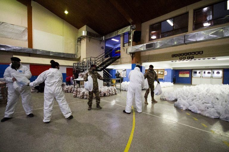 Entrega de modulos alimentarios en la provincia de Tierra del Fuego.