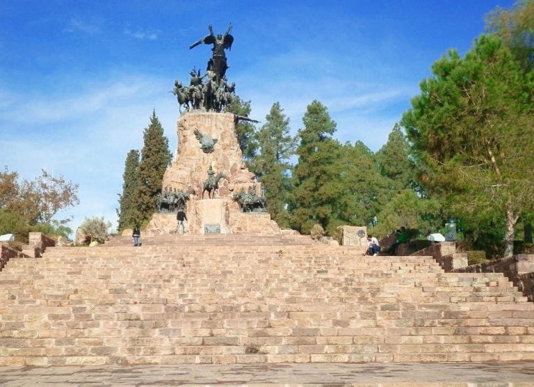 En la explanada del monumento buscan licitar la construcción de un pequeño restaurante y baños públicos.