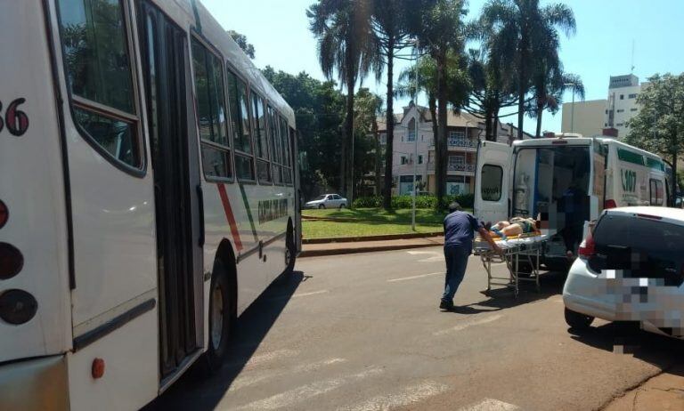 Colectivo de una empresa local embistió a una mujer esta mañana.