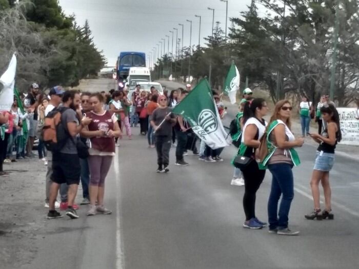 El sindicato ATE cortó la Ruta Nacional N° 25 en reclamo a la falta de reunión con el Gobierno por paritarias docentes.