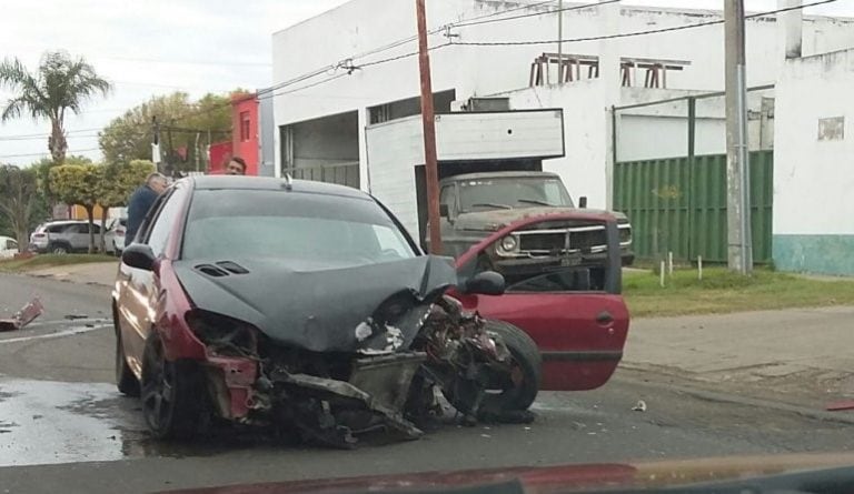 Impresionante choque dejó a los autos destrozados, y los lesionados no quisieron ser atendidos