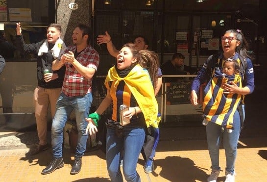 Hinchas de Central se concentraron en el hotel porteño. (Rosario Nuestro)