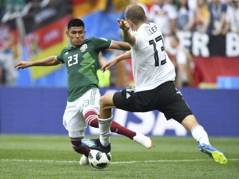 Jesus Gallardo y Thomas Mueller (Foto: Francisco Leong/AFP)