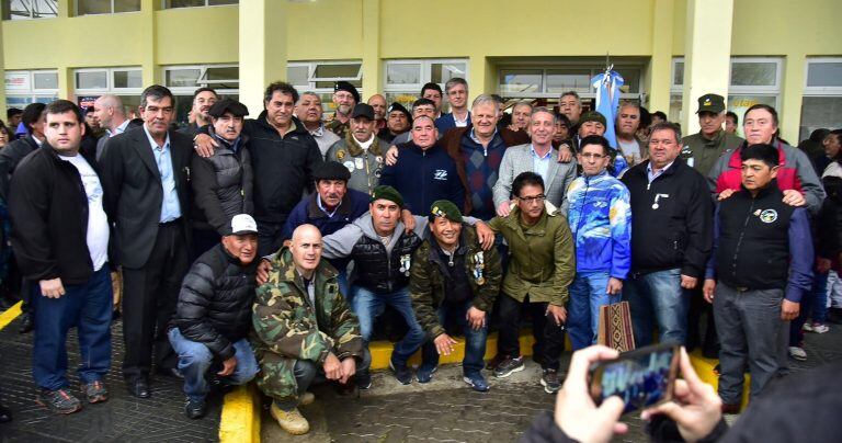 Arcioni junto a veteranos de guerra.