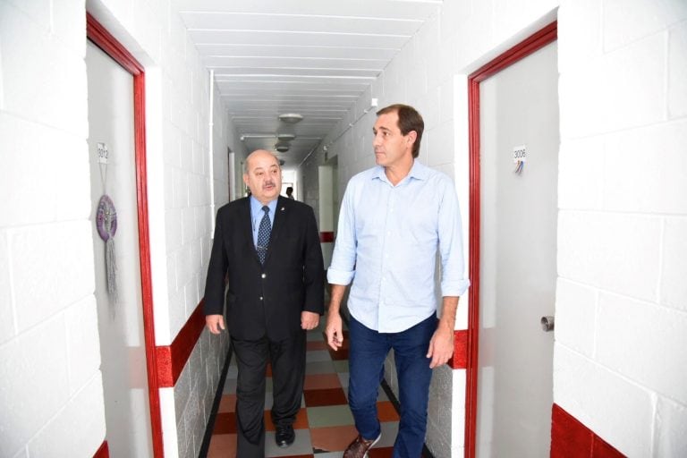 Fernando Tauber y Julio Garro recorren las instalaciones del albergue universitario que funcionará como hospital de campaña (Municipalidad de La Plata)