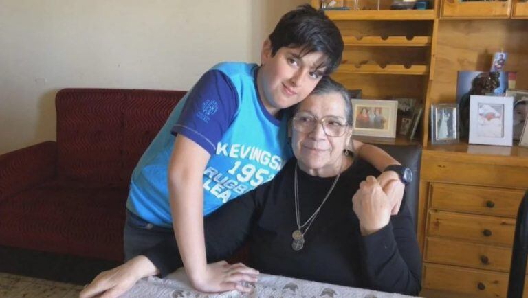 Miguel Retamar junto a su abuela.