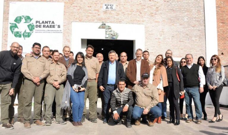 El personal de la RAEES celebró la apertura de la planta.