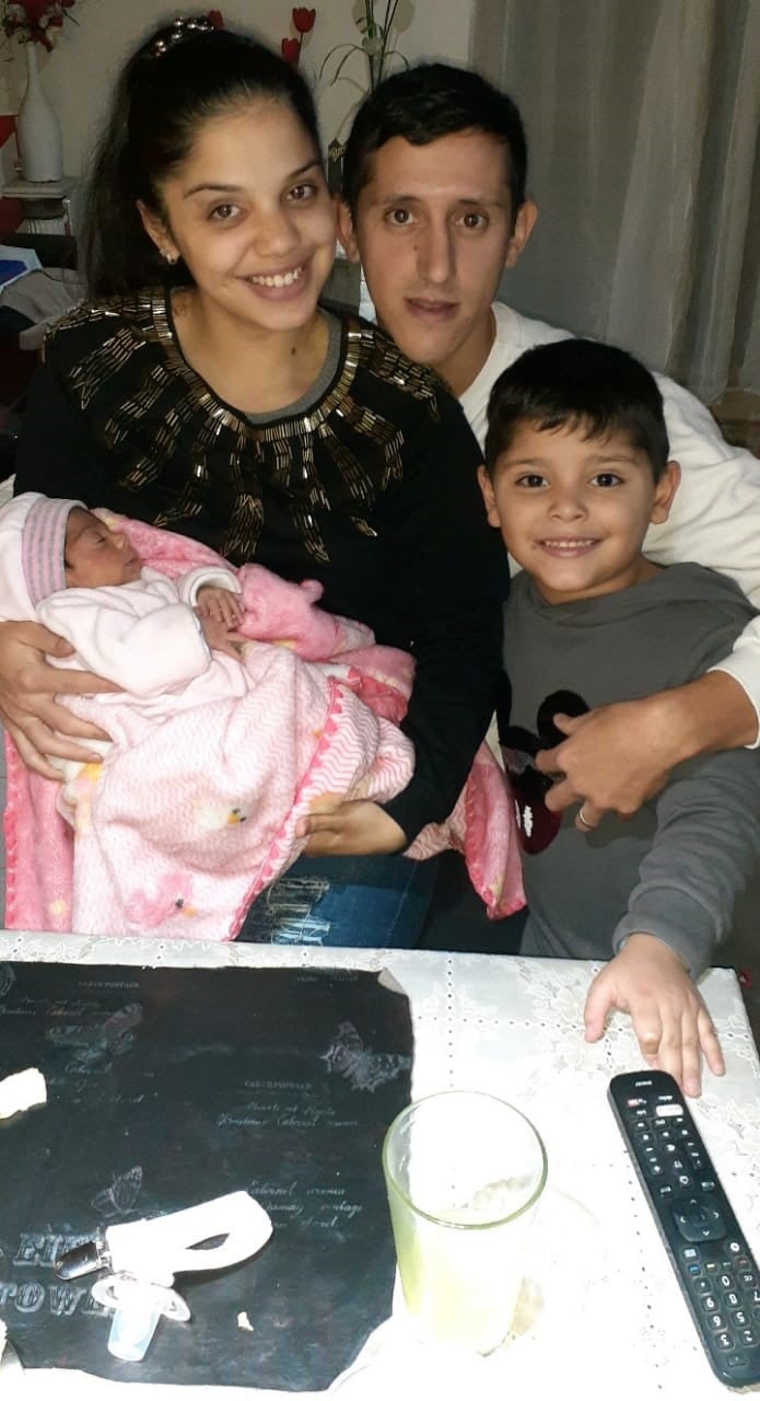 Los Endrizzi, con el pequeño Valentino que disfruta de su nueva hermanita.