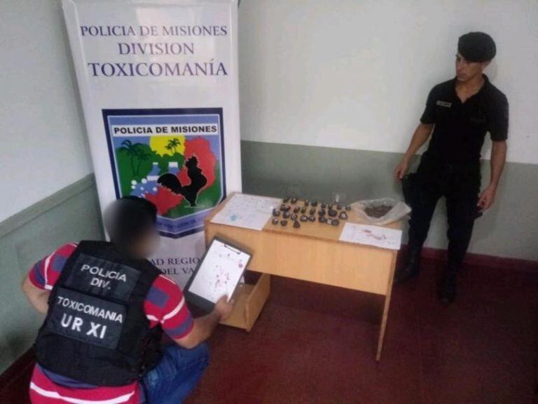 Encontró un bolso con droga en su casa y lo denunció en la Policía.