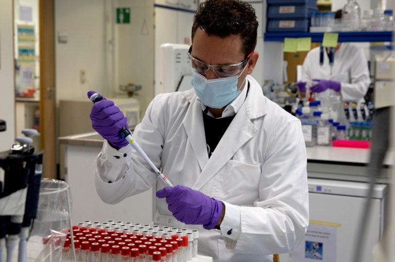 Un técnico de laboratorio trabaja en la vacuna de Covid-19 de Johnson & Johnson (AP Photo/Virginia Mayo)