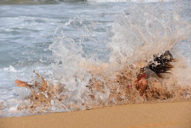 El divertido blooper de Floppy Tesouro en el medio de una sesión de fotos en el mar