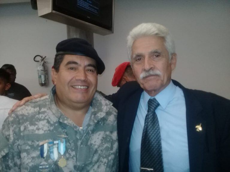 Moreno, junto al comodoro retirado de la Fuerza Aérea Argentina Pablo Carballo, quien con su escuadrilla y entre otras misiones atacó el 25 de mayo del ´82 al Destructor tipo 42 Coventry, que resultó hundido, y a la fragata tipo 22 Broadsword, averiada. "Cada día, rezo por las pérdidas humanas de aquel ataque", nos comenta siempre Carballo.