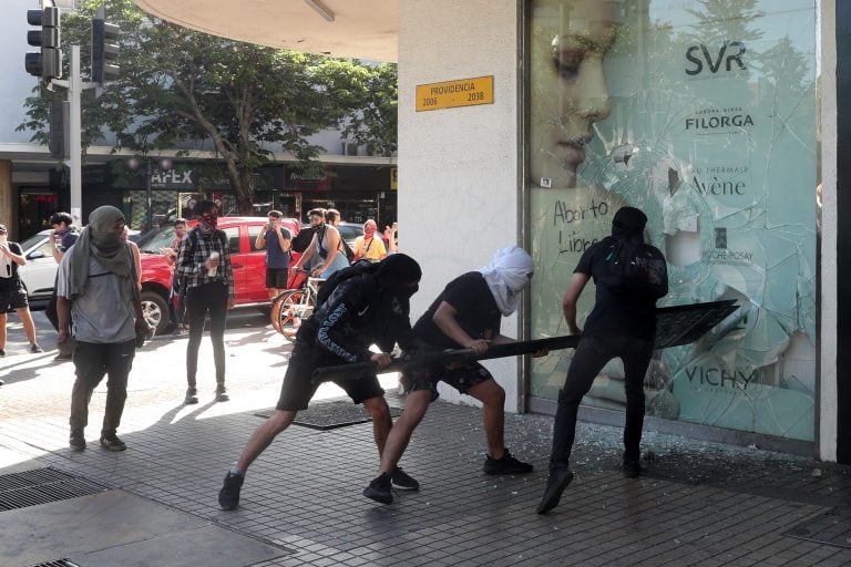 Destrozos en Santiago de Chile. (AP)